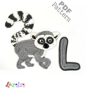 Könnte beinhalten: Häkelanleitung für einen Lemuren und den Buchstaben L. Der Lemur ist grau mit einem weiß-grau gestreiften Schwanz. Der Buchstabe L ist grau mit schwarzem Umriss. Die Anleitung ist als PDF-Download verfügbar.