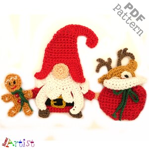 Könnte beinhalten: Häkelmuster für einen Weihnachts-Gnome, ein Rentier und einen Lebkuchenmann. Der Gnome trägt einen roten Hut und einen weißen Bart. Das Rentier ist braun mit Geweih. Der Lebkuchenmann ist braun mit roten und grünen Akzenten. Das Muster ist als PDF-Download verfügbar.