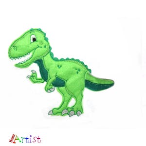 Puede incluir: Aplicación de dinosaurio verde con una expresión amigable. El dinosaurio tiene un diseño detallado con un vientre y acentos verde claro, y garras plateadas. La aplicación es probablemente para ropa o manualidades.