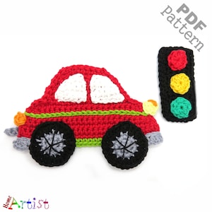 Puede incluir: Un coche rojo de ganchillo con ribetes verdes y ruedas negras. El coche tiene ventanas blancas y faros delanteros naranjas. También se incluye un semáforo de ganchillo separado con luces rojas, amarillas y verdes. La imagen incluye el texto "PDF pattern".