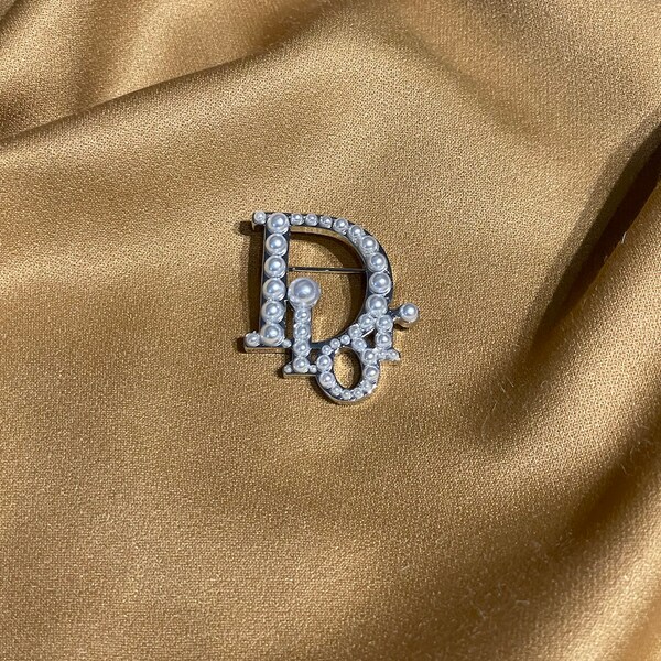 Maravilloso broche Dior vintage en tono plateado con perlas