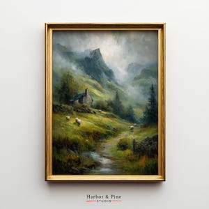 Puede incluir: Pintura de paisaje enmarcada en un marco dorado. La obra de arte representa una serena escena de montaña con una pequeña cabaña, ovejas pastando en una ladera verde y un arroyo. La pintura tiene un estilo suave y pictórico con colores apagados.