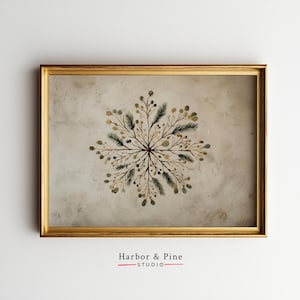 Puede incluir: Una impresión enmarcada con un diseño de copo de nieve botánico. La obra de arte muestra una disposición simétrica de ramas, hojas y bayas en tonos verdes, marrones y negros sobre un fondo neutro. El marco es dorado y el texto "Harbor & Pine STUDIO" está en la parte inferior.