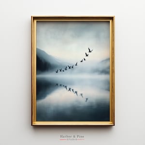 Impresión de pájaros volando sobre un lago brumoso: escena matutina serena, reflejo de aguas tranquilas, tonos suaves, decoración con niebla de montaña apacible