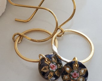 Viktorianische Emaille Ohrringe: Handbemalte Rose, Gold Creolen