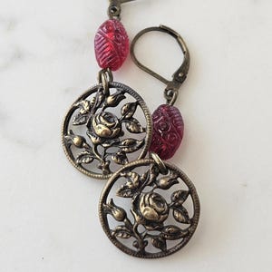 Boucles d&#39;oreilles roses, bijoux de fleurs de naissance de juin, boucles d&#39;oreilles rouges, bal de promo élégant, cadeaux vintage pour amoureux, bijoux en verre de canneberge, cadeaux pour elle, cadeau de fête des mères