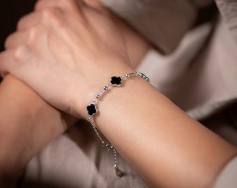 Braccialetto portafortuna con foglia di giada nera / Ciondoli tripli in giadeite onfacite in argento sterling 925 / Regalo di gioielli minimalisti fatti a mano