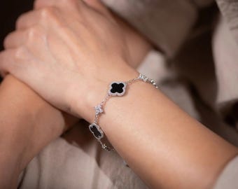 Bracciale a quadrifoglio in giada nera, argento sterling 925, con dettagli in zirconi cubici.