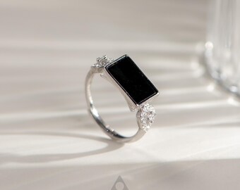Anello rettangolare in giadeite nera in argento S925 con accenti CZ / Anello di protezione regolabile