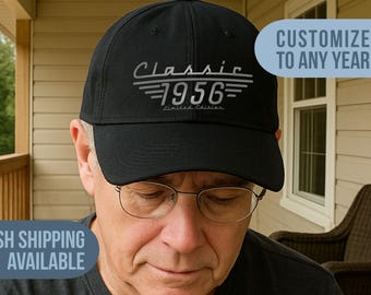 Puede incluir: Gorra de béisbol negra con el texto "Classic 1956 Limited Edition" en letras plateadas. La gorra la lleva una persona con gafas y una camisa gris oscura. La imagen también incluye el texto "Personalizar a cualquier año" y "Envío urgente disponible."