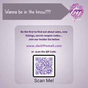 Może przedstawiać: Grafika promocyjna z tekstem "Wanna be in the know???" i "Scan Me!". Zawiera r&oacute;wnież kod QR i adres strony internetowej www.sbsVIPemail.com. Grafika promuje wyprzedaże, nowe oferty i tajne kody kupon&oacute;w.