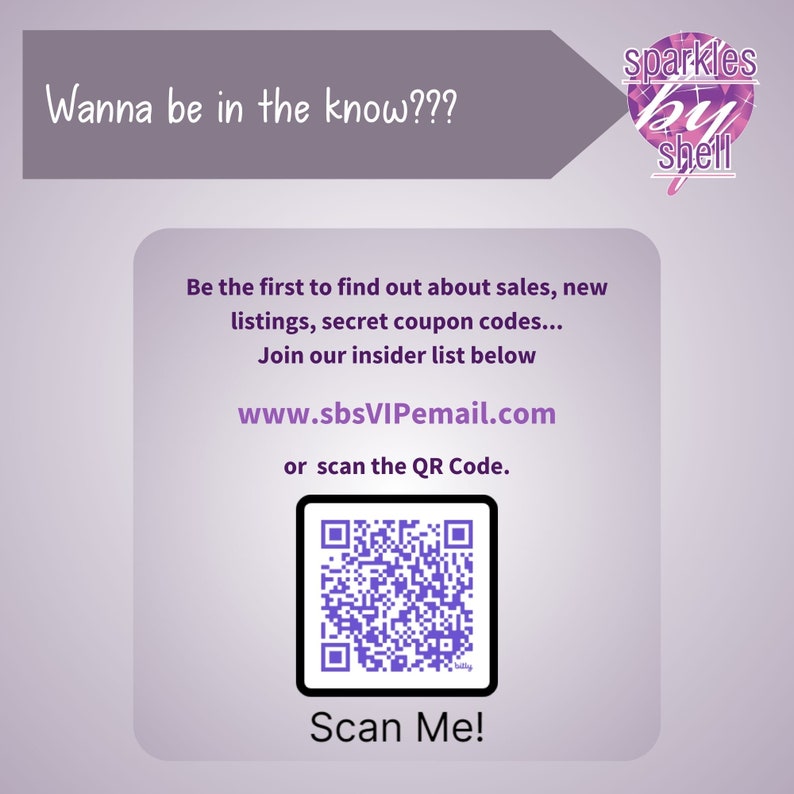 Może przedstawiać: Grafika promocyjna z tekstem "Wanna be in the know???" i "Scan Me!". Zawiera r&oacute;wnież kod QR i adres strony internetowej www.sbsVIPemail.com. Grafika promuje wyprzedaże, nowe oferty i tajne kody kupon&oacute;w.