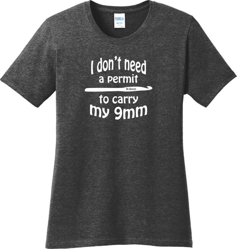 Peut inclure: T-shirt gris fonc&eacute; chin&eacute; avec un texte blanc qui dit "Je n'ai pas besoin de permis pour porter mon 9mm" avec une illustration d'un crochet blanc au-dessus du texte.
