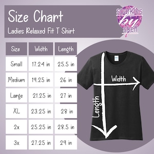 Może przedstawiać: Tabela rozmiar&oacute;w dla koszulki damskiej Relaxed Fit. Tabela pokazuje wymiary dla rozmiar&oacute;w Small (43,8 cm szerokości, 64,8 cm długości) do 3X (69,2 cm szerokości, 73,7 cm długości). Pokazano ciemnoszarą koszulkę z wskaźnikami szerokości i długości.