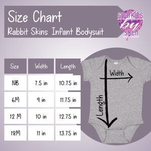 K&ouml;nnte beinhalten: Gr&ouml;&szlig;entabelle f&uuml;r Baby-Bodys von Rabbit Skins. Die Tabelle zeigt die Breite und L&auml;nge in Zoll f&uuml;r die Gr&ouml;&szlig;en NB, 6M, 12M und 18M.