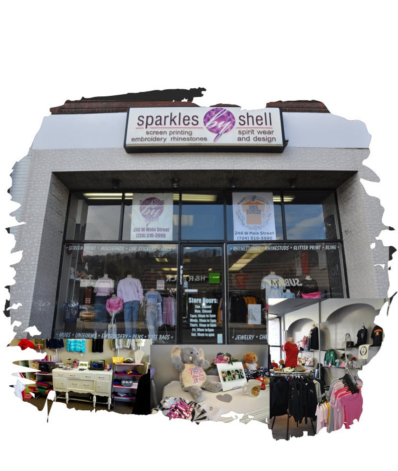 K&ouml;nnte beinhalten: Ein Ladenlokal mit einem Schild, auf dem "sparkles by shell screen printing embroidery rhinestones spirit wear and design" steht. Das Ladenlokal hat eine gro&szlig;e Schaufensterauslage mit Kleidung, Accessoires und anderen Artikeln zum Verkauf. Der Laden befindet sich in der 246 W Main Street und die Telefonnummer lautet (724) 510-3990.