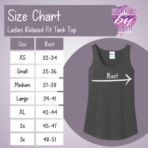 K&ouml;nnte beinhalten: Gr&ouml;&szlig;entabelle f&uuml;r ein locker sitzendes Tanktop mit Brustweitenangaben in Zoll. Die Gr&ouml;&szlig;en umfassen XS, S, M, L, XL, 2X und 3X.