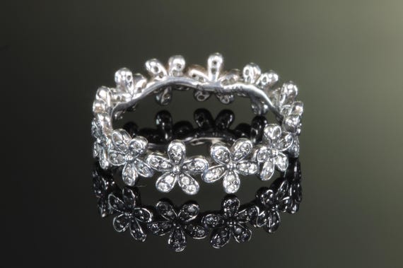 Dazzling Daisy Pandora 925 eternity ring, discontinued, sparkly flowers, size 7.25 only, feminine jewelry