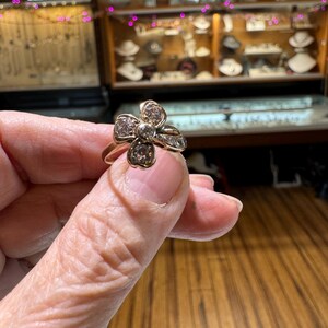Anillo vintage de oro amarillo de 14 quilates con trébol de 0,85 cts y diamantes. ¡Suerte irlandesa! imagen 7