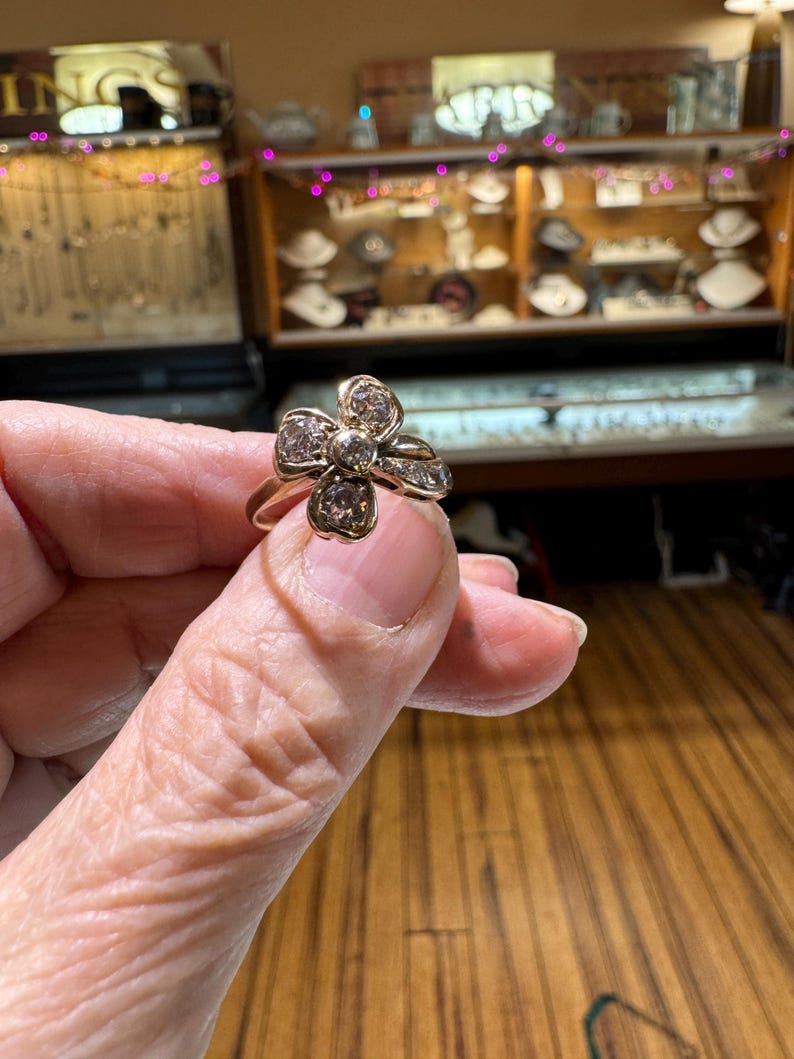 Anillo vintage de oro amarillo de 14 quilates con trébol de 0,85 cts y diamantes. ¡Suerte irlandesa! imagen 7