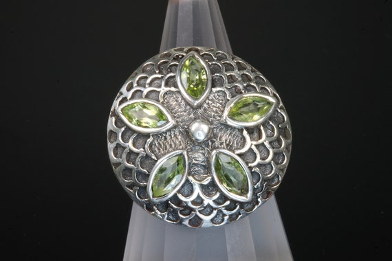 Vintage retro sterling silver five marquis peridot flower ring, size 6 mod fun August birthstone unisex jewelry, apple green gemstone