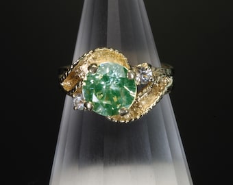 Anillo vintage de oro amarillo de 14 quilates con espinela verde, una gema única hecha a mano.