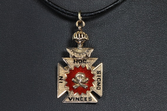 Vintage Masonic Knights Templar 14K yellow gold and enamel fob/pendant, "In Hoc Signo Vinces", HTWSSTKS