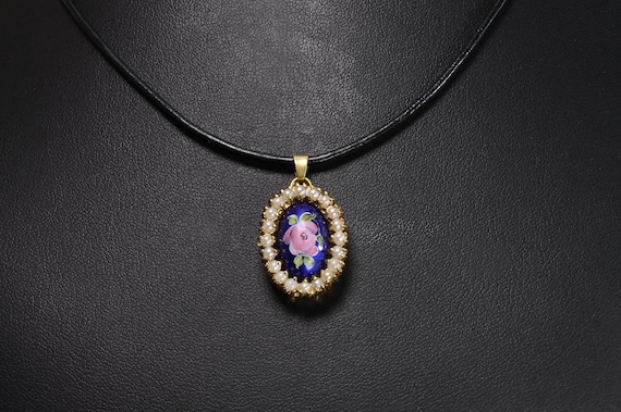 Vintage Victorian/Art Nouveau style 18K yellow gold pendant enameled with pearl halo, floral theme