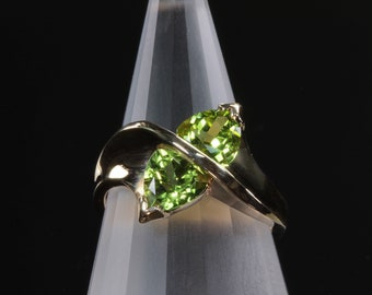 Handmade apple green trillion two peridot 14K yellow gold ring, vintage Cavallo Fine Jewelry!