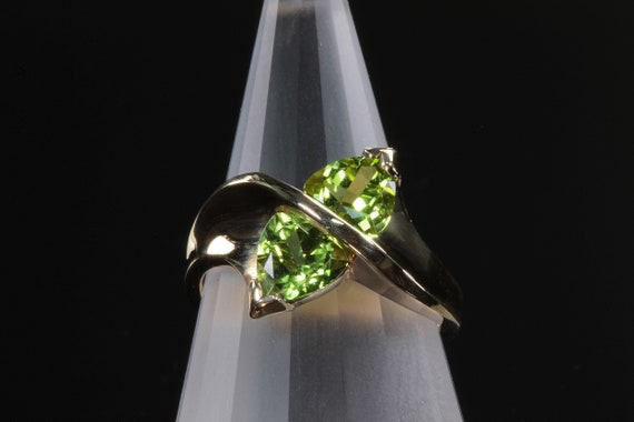 Handmade apple green trillion two peridot 14K yellow gold ring, vintage Cavallo Fine Jewelry!