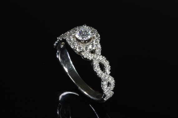 Neil Lane engagement ring, pre owned 14K white gold 1ctw diamonds, sparkles galore! Bridal jewelry size 8 only