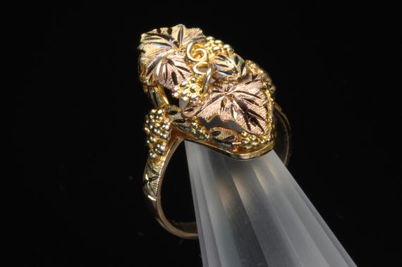 Black Hills Gold 10K yellow and rose gold floral ring, American made size 7.5, great gift idea, feminine estate jewelry