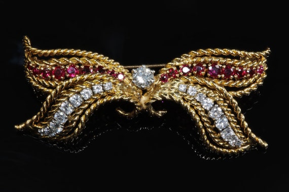 Outstanding! Bow brooch in 18K yellow gold with diamond and rubies, statement jewelry, what a gift idea!