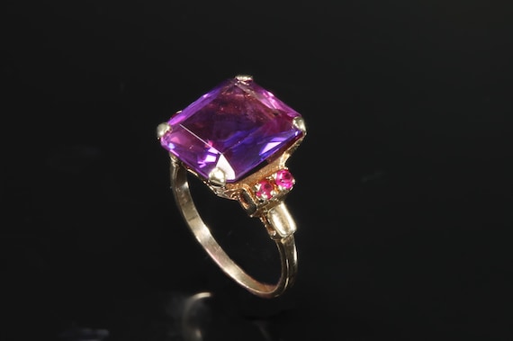 Vintage 1950s 14K yellow gold, purple lab created sapphire and ruby ring, colorful gemstones, flashy chic and trendy, statement jewelry