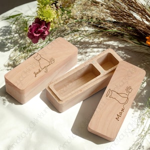 Könnte beinhalten: Helle Holztier-Leckerli-Boxen mit eingravierten Katzen- und Pfotenabdruck-Designs. Eine Box ist geschlossen, mit der Aufschrift "Jack", und eine andere ist offen und zeigt Fächer. Die dritte Box ist offen, mit der Aufschrift "Max".