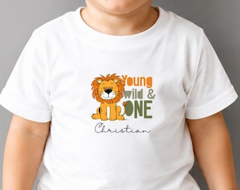 Geburtstagsshirt Löwe personalisiert | Young Wild ONE TWO THREE | 1. 2. 3. Geburtstag | Geschenk Junge Mädchen - Bio Baumwolle