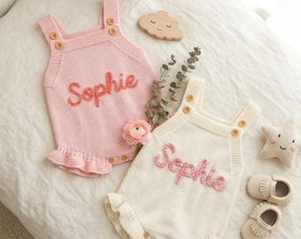 Gepersonaliseerde gebreide romper voor babynaam, outfit met ruches pasgeborene, coming-home-cadeau