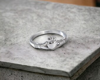 Fine bague Claddagh en argent d'Irlande, bague celtique, argent sterling plaqué or, bijoux d'amour, cadeau pour elle