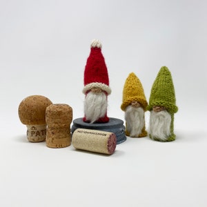 PDF Stickmönster: Wee Wine Cork Folk