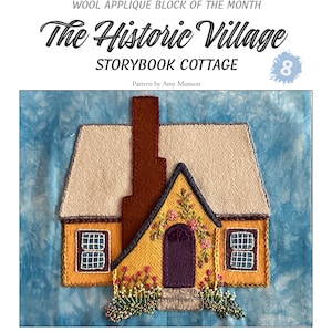 Puede incluir: Un bloque de aplicación de lana que representa una encantadora cabaña amarilla con una chimenea y un tejado marrones. La cabaña tiene una puerta morada, detalles florales y dos ventanas. El texto "The Historic Village Storybook Cottage" está en la parte superior.