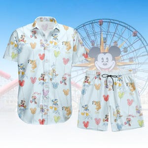 Könnte beinhalten: Hellblaues Hemd und Shorts-Set mit einem Muster von Disney-Figuren wie Mickey, Donald, Pluto und Daisy, sowie Ballons und Unterschriften in verschiedenen Farben.