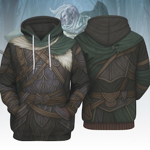 Op de afbeelding: Een hoodie met een fantasiethema met een krijgersontwerp. De voorkant toont een gedetailleerde illustratie van harnas, bontafwerking en een groene cape. De achterkant van de hoodie toont ook het krijgersontwerp. De achtergrond heeft een wazige afbeelding van een fantasiekarakter.