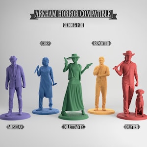 Puede incluir: Colección de miniaturas compatibles con Arkham Horror, incluyendo un músico en morado, un chef en azul, una diletante en verde, un reportero en amarillo y un vagabundo en rojo con un perro. El texto "ARKHAM HORROR COMPATIBLE" está arriba.
