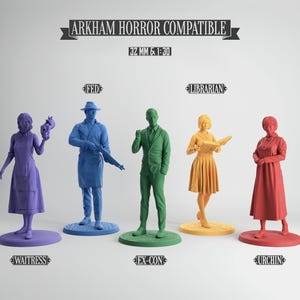 Peut inclure: Ensemble de figurines compatibles avec Arkham Horror. Les figurines comprennent une serveuse violette, un agent fédéral bleu, un ex-détenu vert, une bibliothécaire jaune et un gamin rouge. Le texte "ARKHAM HORROR COMPATIBLE" est en haut.