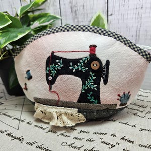 hand quilted patchwork pouch,handmade pouch,makeup pouch,quilt pouch,patchwork purse,hand appliqued,patchwork zipper pouch,handsewn