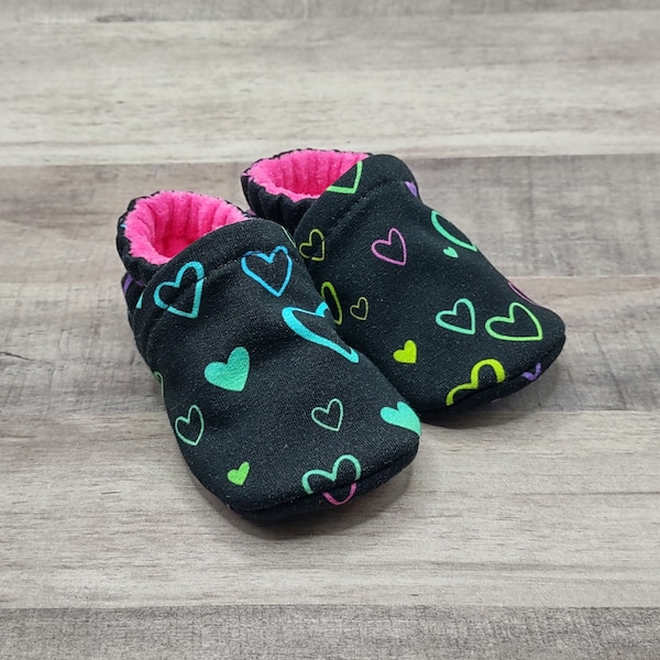 Neon Herzen: Handgefertigte Schuhe mit weicher Sohle, Baumwolle, Strickstoff, rutschfeste Stiefeletten für Babys, Kleinkinder, Kinder und Erwachsene