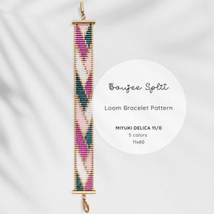 Może przedstawiać: Tkana bransoletka z geometrycznym wzorem w kolorze różowym, białym, turkusowym i złotym. Bransoletka ma złote metalowe końce i zapięcie. Widoczny jest również tekst "Boujee Split" i "Loom Bracelet Pattern".