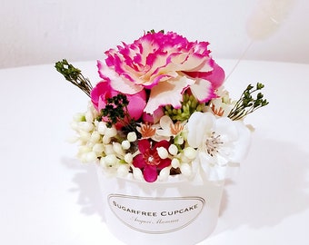 FESTA DELLA MAMMA - Cupcake Fucsia- Raffinata composizione floreale artigianale di fiori artificiali in confezione regalo trasparente