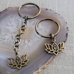 Llavero con forma de flor de loto, colgante para mochila o bolso de yoga, bronce o plata