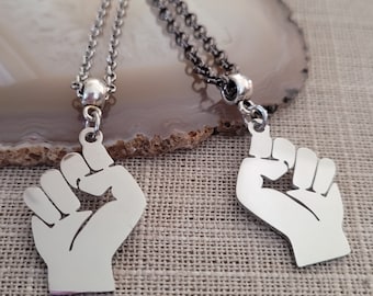 Collana Raised Fist: ciondolo in acciaio inossidabile, catena Rolo
